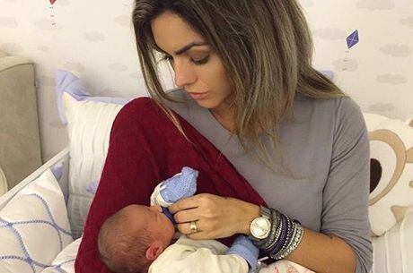 Kelly Key mostrou talento para cuidar de bebês