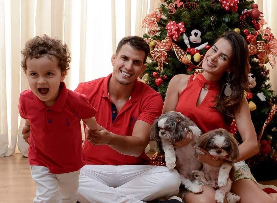 Felipe Sertanejo passou a noite de Natal reunido com a mulher, o filho e os cachorrinhos de estimação