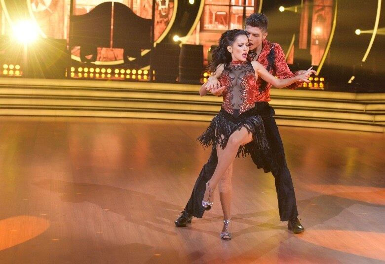 Maytê Piragibe deixou de lado a doçura da primeira apresentação e entrou com muita ousadia para dançar salsa com seu técnico Paulo 