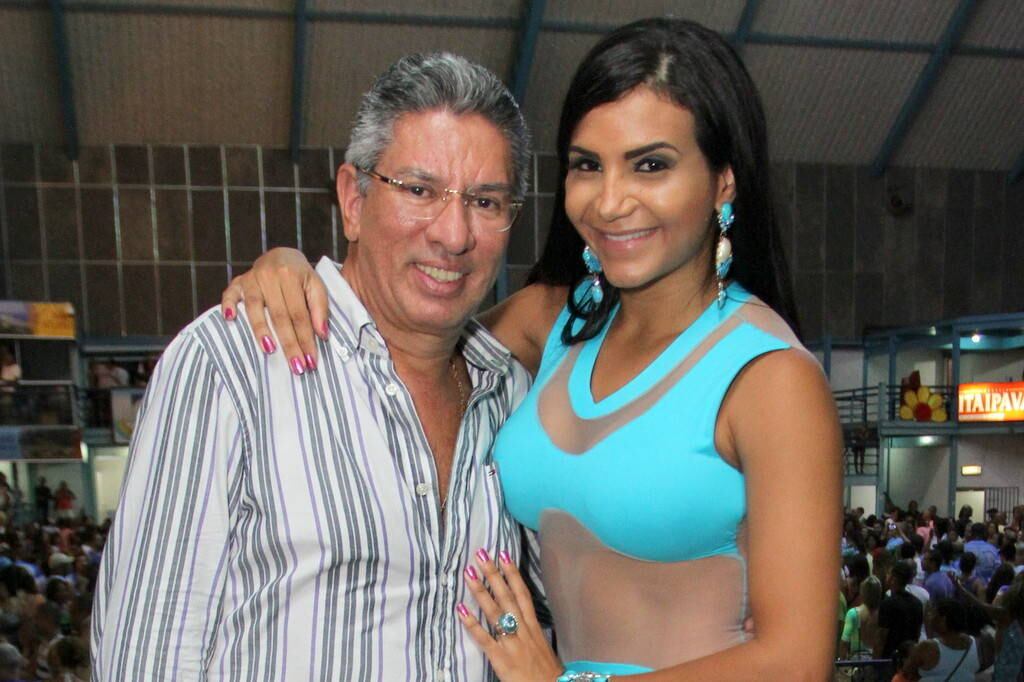 Sabrina Sato comemora aniversário na quadra da Vila Isabel