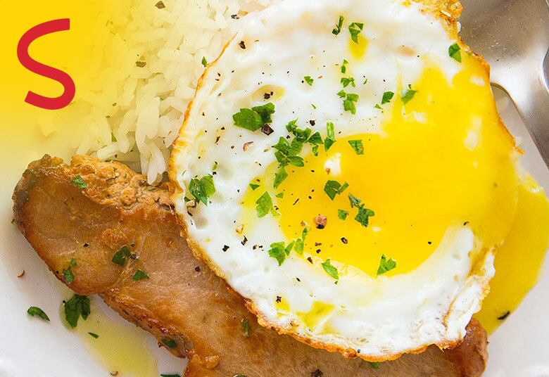 Os cortes suínos são excelentes opções para o dia a dia!
Muitos dos pratos feitos com carne bovina podem ter a carne suína como
proteína. Uma das receitas que a Sadia preparou é exatamente assim. Que tal um
suíno à cavalo? Você pode combinar fatias de alcatra suína Sadia com um ovo,
que dá a finalização do prato. O sabor fica incomparável! Veja
como fazer