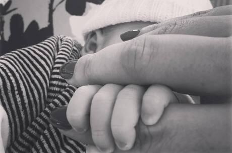 Suzana mostrou a mãozinha do filho nas redes sociais