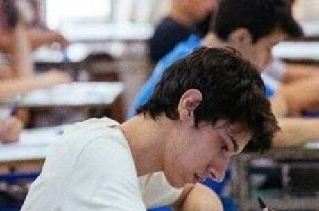 Estudantes fazem prova do Enade