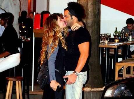 Elba Ramalho

A cantora não perde tempo! Seu ex-namorado, Cezinha, era 33 anos mais jovem. E tem mais. Antes, ela foi casada com Gaetano Lopes, 25 anos mais novo. Elba também pegou Maurício Mattar, que tinha 12 anos a menos que ela