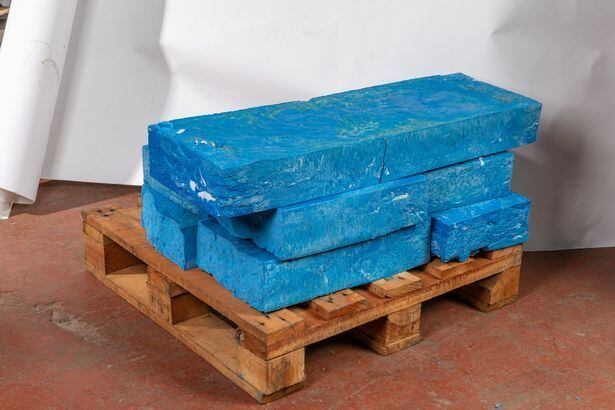 Plásticos são compactados em blocos