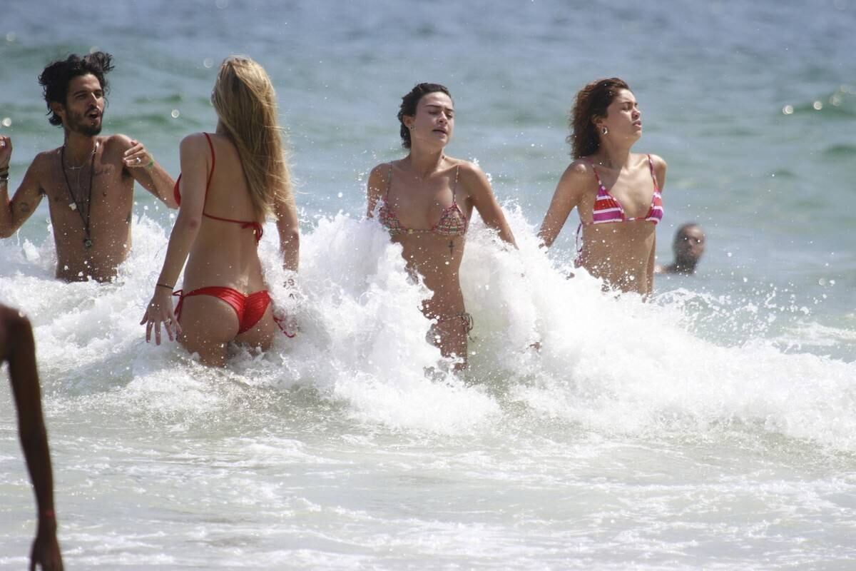 A alta temperatura, no entanto, pediu um banho de mar e, nem para isso, elas se desgrudaram
