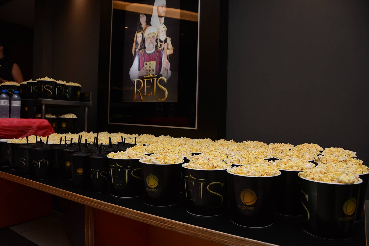 Record TV RS recebeu convidados em sala de cinema para a estreia da série Reis