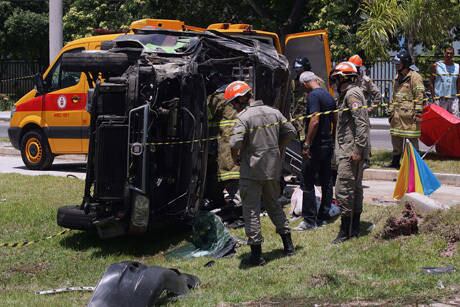 O veículo ficou completamente destruído após o acidente