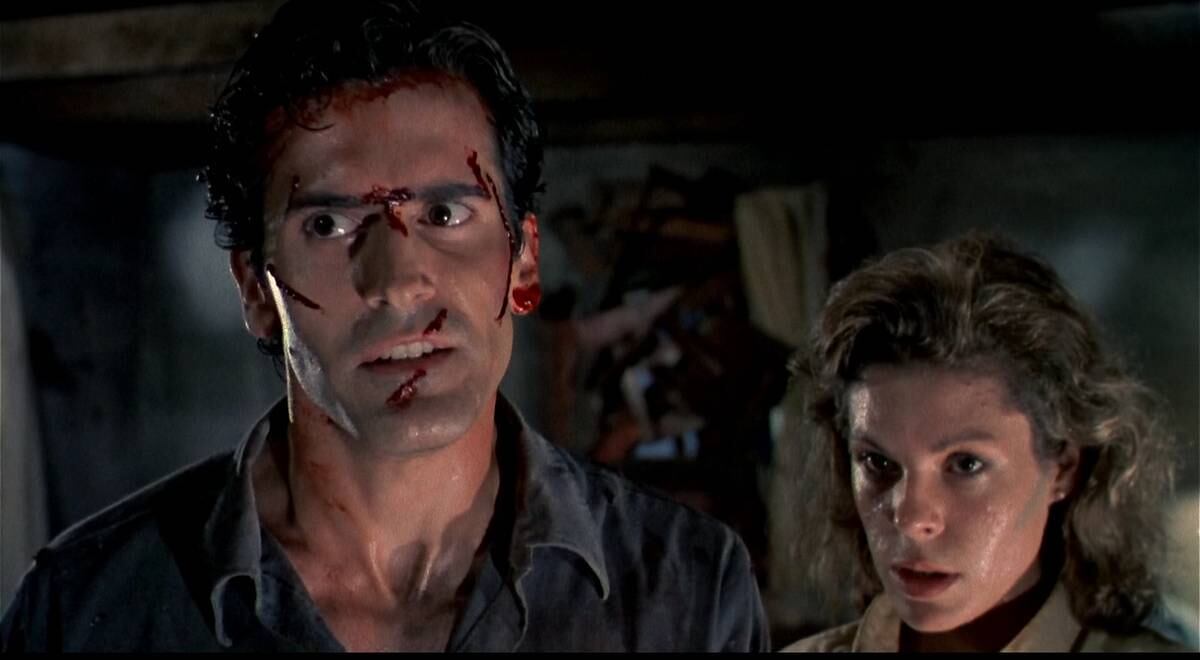 A Morte do Demônio (1991)
Custou: US$ 375 mil
Rendeu de bilheteria: US$ 29 milhões
O filme original é considerado um dos mais assustadores de todos os tempos e rendeu bastante para o diretor Sam Raimi. A refilmagem de 2013 não foi tão bem, custando US$ 17 milhões e rendendo US$ 54 milhões, valor bom, mas bem menos lucrativo