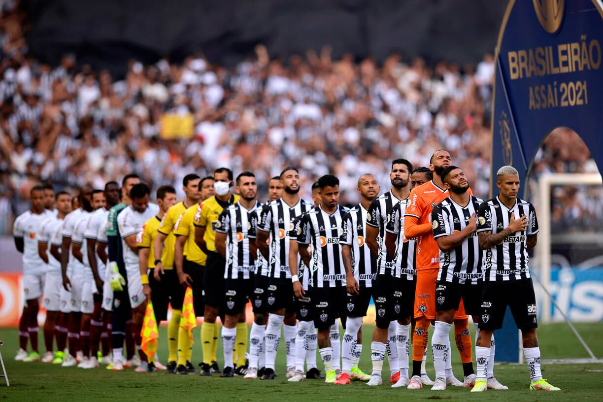 Soccer Football - Brasileiro Championship - Atletico Mineiro v Fluminense - Estadio Mineirao, Belo Horizonte, Brazil - November 28, 2021 Atletico Mineiro and Fluminense players line up before the match REUTERS/Ueslei Marcelino
