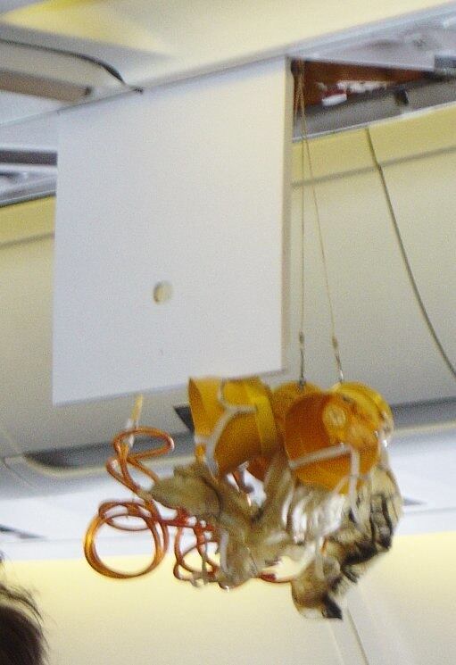 As máscaras de oxigênio fazem pouco por nós durante a rápida descida de um avião. Elas são destinadas para quando a altitude do avião ultrapassa 14 mil pés e a pressão da cabine se perde. Elas podem cair durante uma forte turbulência, isso acontece porque os painéis se soltam acidentalmente, por conta do impacto