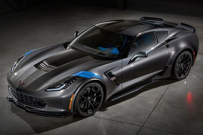 A GM instalou discos de freios redimensionados, com 14 polegadas na frente e 14,4 pol atrás. Caso o cliente queira ainda mais esportividade, o Corvette poderá vir com o pacote Z07, que adiciona discos de carbono-cerâmica, e ainda pneus Michelin Pilot Sport 2 Cup, o que há de mais esportivo no mercado 
