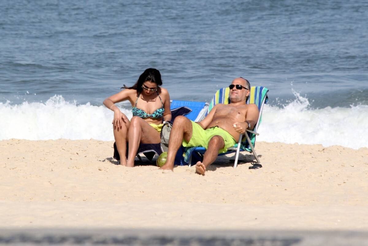Patrícia Poeta tira o dia para reforçar o bronzeado em praia do Rio