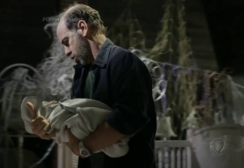 César e Sereno foram até lá, invadiram a casa e salvaram o bebê. No hospital, eles descobriram que a criança estava sofrendo de subnutrição