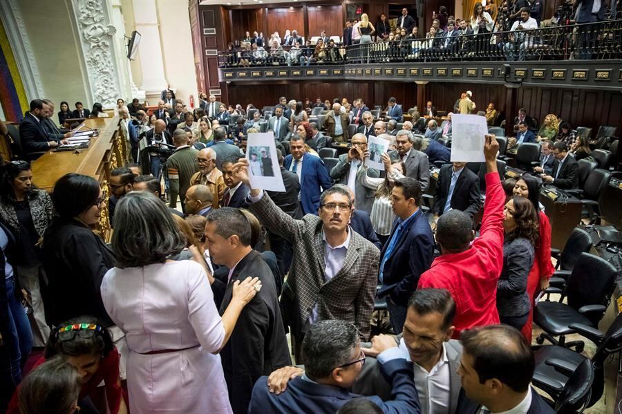 Deputados pró-Maduro protestam durante discurso de parlamentares da Espanha