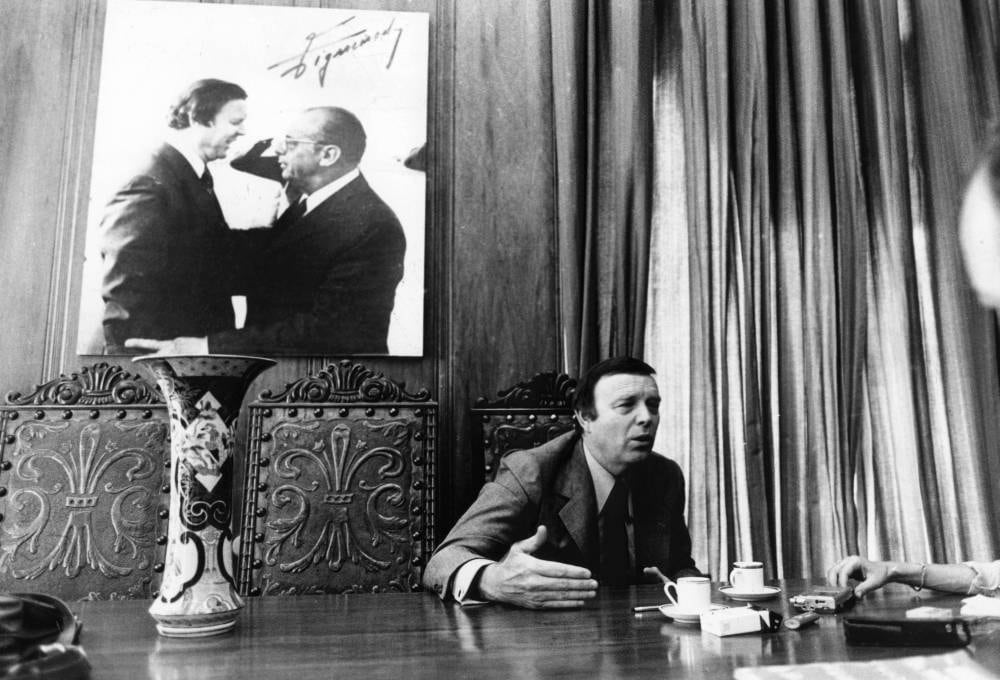 José Maria Marin, em seu gabinete, como governador de São Paulo, em 1982. Ao fundo, a foto com o aliado Paulo Maluf