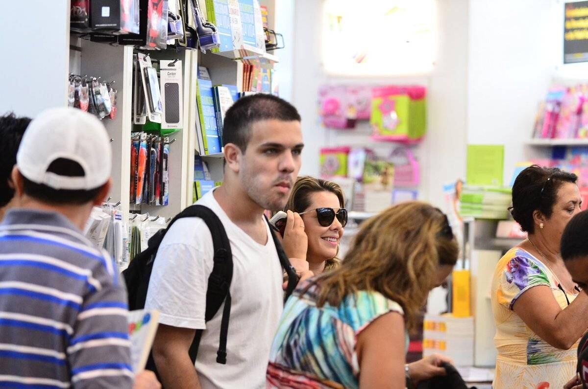 Até mesmo na fila da loja, a garota pareceu bem contente