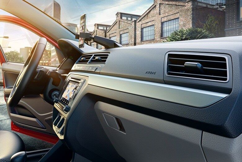 Pela primeira vez, Gol e Voyage terão um acabamento mais "premium", com molduras coloridas no painel, opção de duas cores, saídas de ar estreitas e painel de instrumentos mais sofisticado