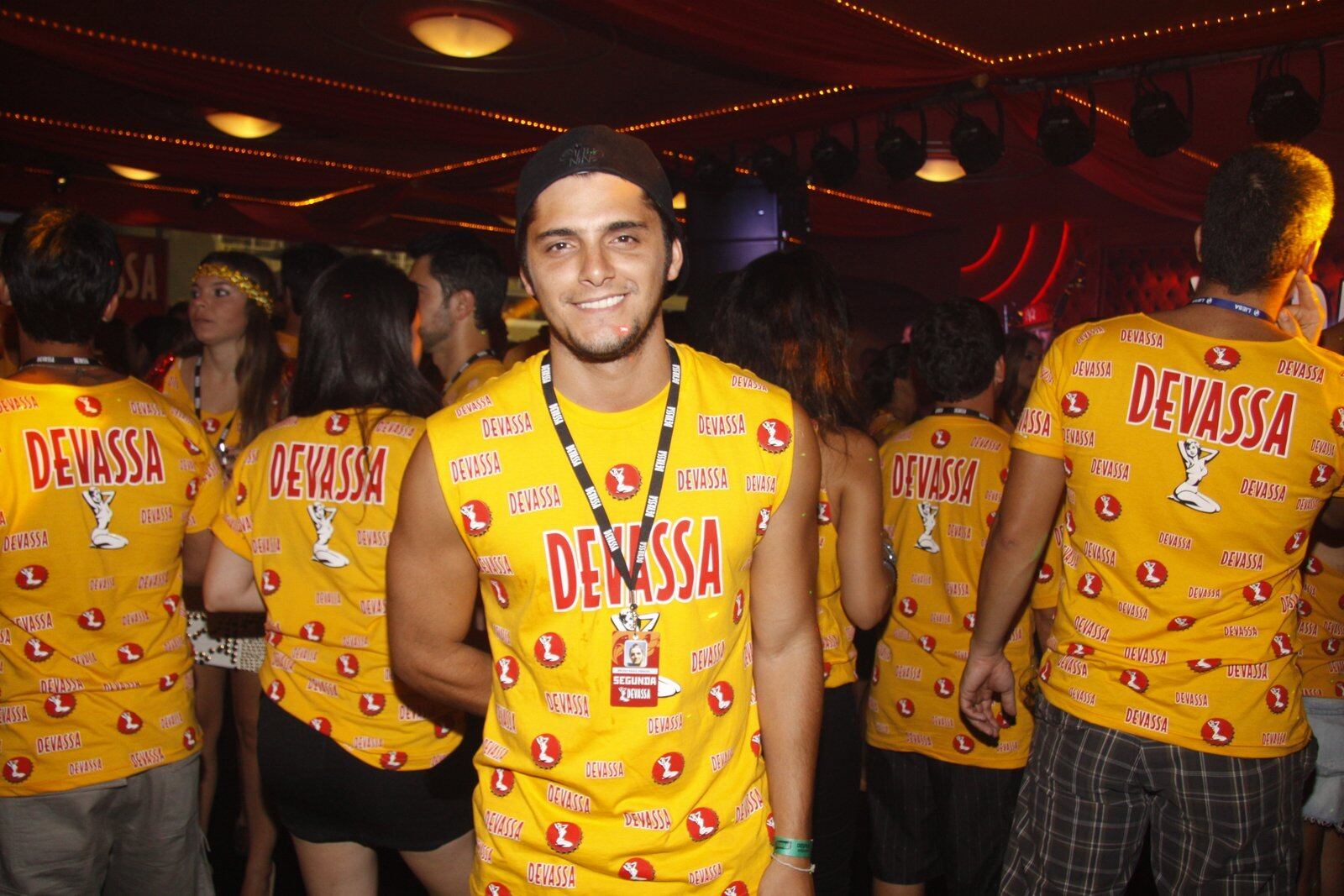 Sozinho, Bruno Gissoni chegou quietinho à Marquês de Sapucaí na madrugada desta terça-feira (12)