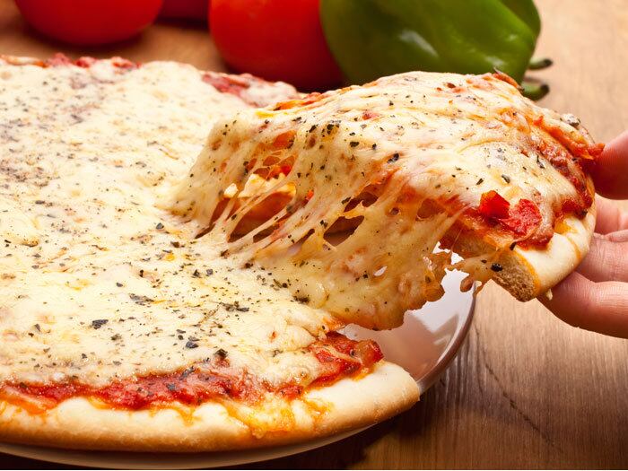 Tirar o glúten da
alimentação pode fazer mal?


Verdade. Cortar os grãos com glúten da sua alimentação pode
fazer você perder nutrientes essenciais, tais como fibras, ferro, zinco e
vitamina B. Se você simplesmente quer perder alguns quilos, esta não é a dieta
para você. Os produtos sem glúten são altamente processados, embalados
comercialmente e tendem a ter maiores taxas de açúcar, gordura, carboidratos e
sódio.

Dica R7:
Alguns produtos que não possuem glúten e são uma ótima opção para acrescentar na dieta são: farinha de milho, suco de fruta, presunto e maionese caseira, feita com óleo de soja, limão e ovo
