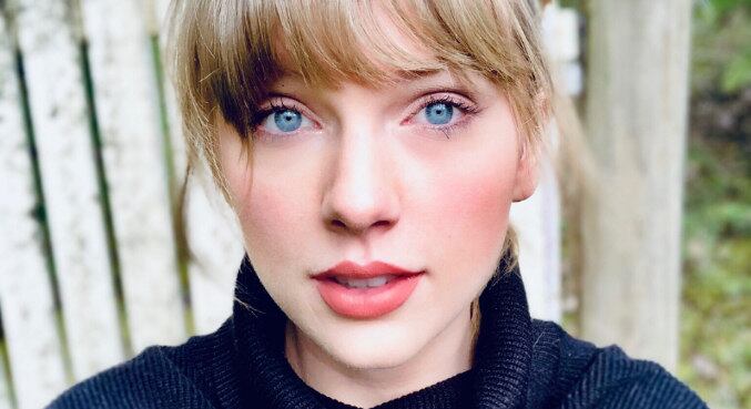 Durante a pandemia, Swift doou dinheiro aos fãs que perderam o emprego, por conta da crise, e fez doações às lojas de discos independentes para pagar os funcionários, já que elas tiveram de fechar as portas