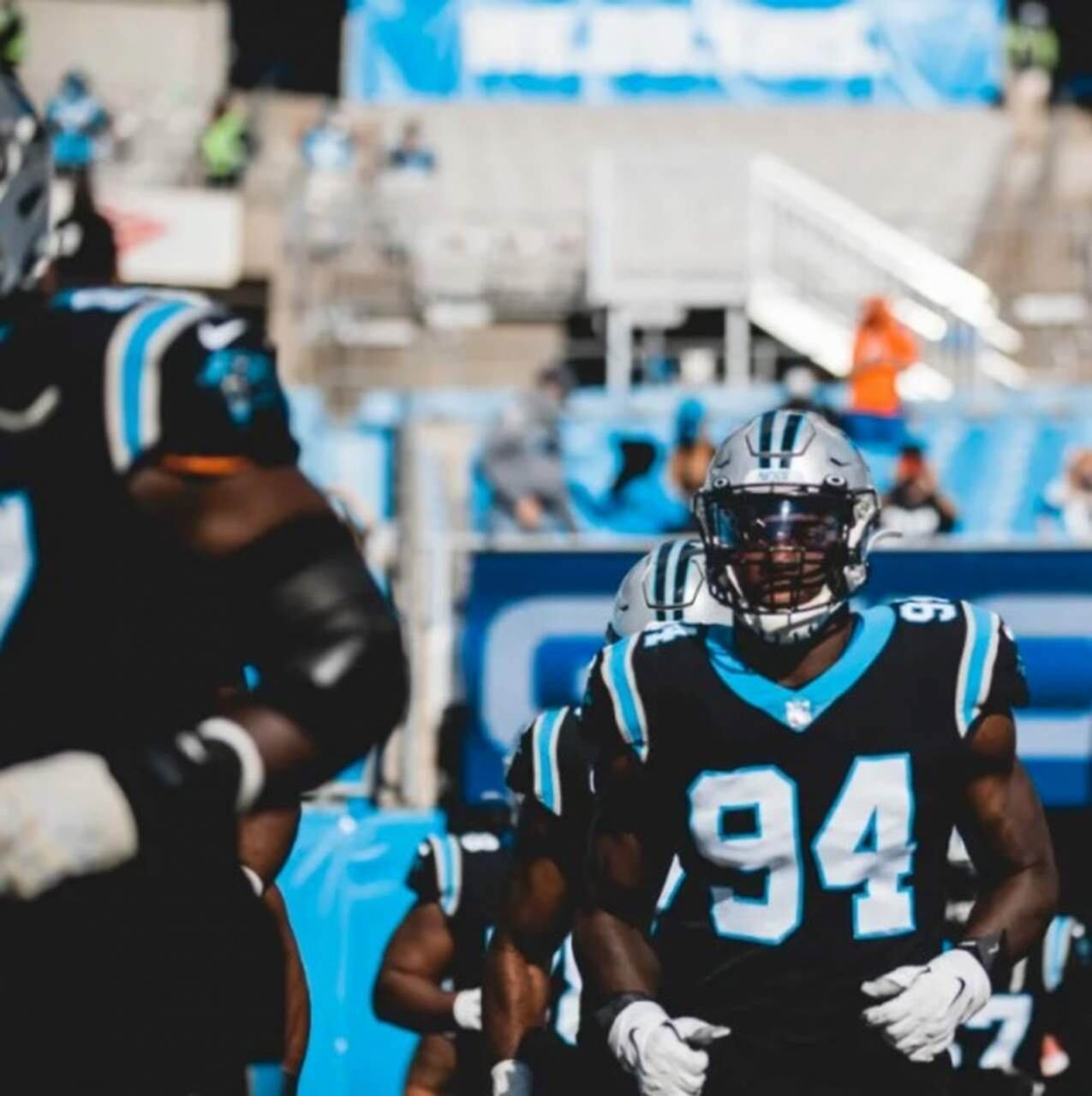 Efe Obada (Inglaterra): O pass rusher cresceu em sua terceira temporada nos Panthers. Obada é cria e um bem-sucedido exemplo do programa NFL Pathway.