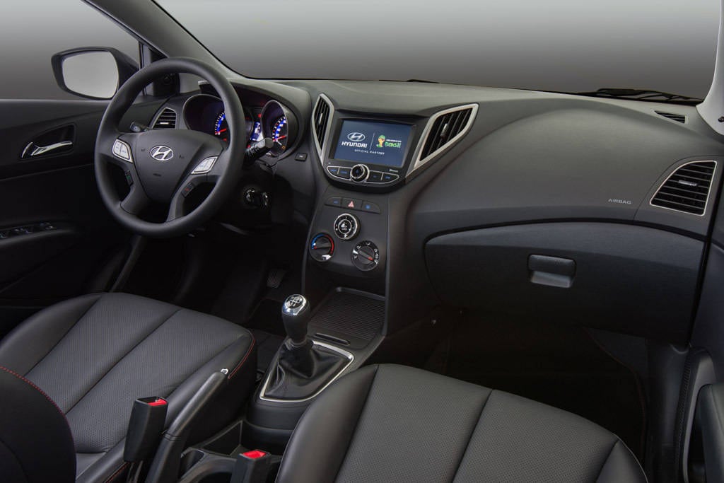 A novidade fica mesmo por conta da central multimídia blueMedia, com a função TV digital