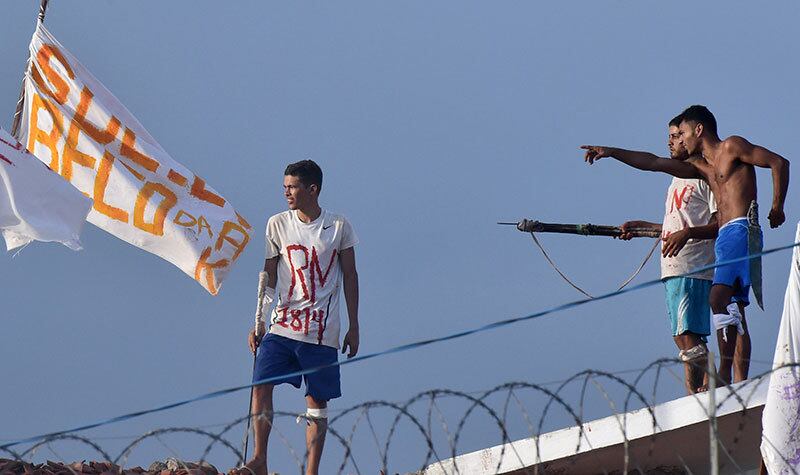Os presidiários tomaram o teto da cadeia e também caminham pelos telhados