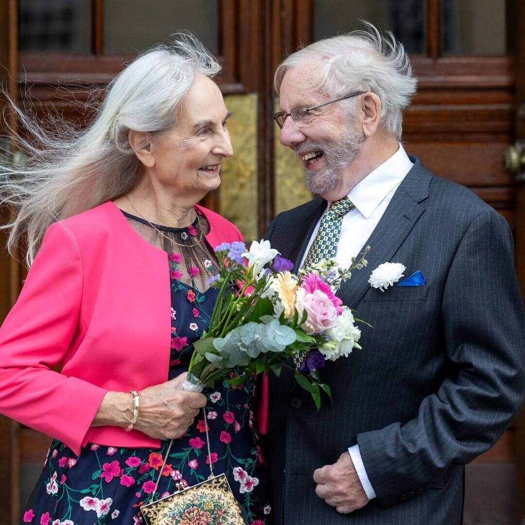 O engenheiro Christopher Streets, de 82 anos, e a enfermeira Rosa Streets, de 81, se casaram após se conhecerem em uma vila de aposentados. Os dois se mudaram para a St. Monica Trust's Chocolate Quarter em Keynsham, Somerset, no Reino Unido, depois que seus cônjuges morreram. O casal se encontrou pela primeira em um café da manhã e trocaram alianças 18 meses depois
