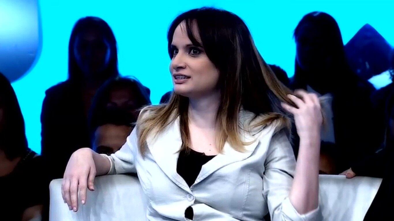 “Eu pensei: Nossa eu poderia deixar de ser revisora e parar
de ganhar 900 reais miseráveis no mês”, então mandei o vídeo e foi indo. Eu
continuo ganhando 900 reais, mas agora a gente recebe comidinha né?” brincou a
humorista

+ Veja as notícias mais bizarras do mês clicando aqui!

+ Conheça detalhes dos bastidores dos programas!
