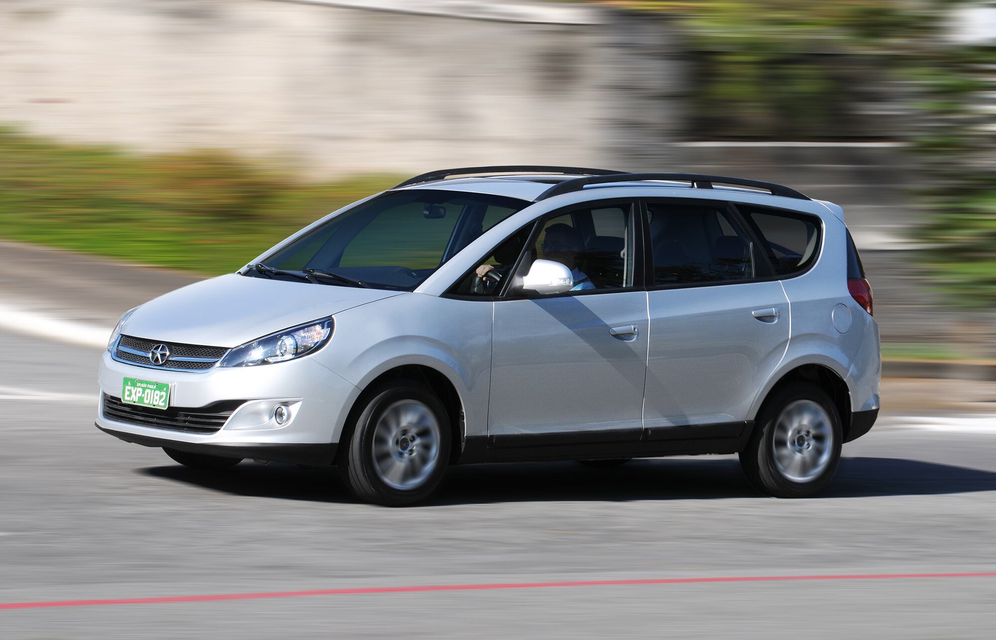 A JAC Motors anunciou no fim desta quinta-feira (12) a chegada da nova J6 no Brasil. A partir da próxima terça (17), a minivan já pode ser reservada nas revendas da marca nas versões de cinco e sete lugares, cujos preços sugeridos são de R$ 57.990 e R$ 59.990, respectivamente. Esta é a primeira mudança do modelo familiar desde o seu lançamento no mercado brasileiro, em agosto de 2011. LEIA MAIS