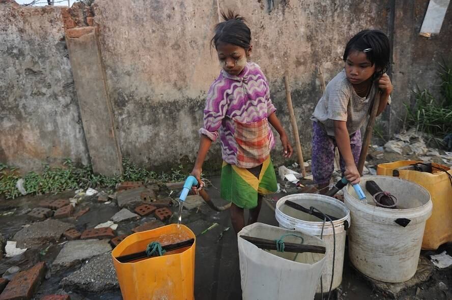 No Haiti, o acesso à água é complicado para muitas pessoas, principalmente para os mais pobres. Os moradores têm que comprar 15 litros de água da chuva de vizinhos que conseguem armazenar em pequenos reservatórios. As crianças tomam banho em fontes públicas.
Os moradores locais precisam tratar a água com cloro para beber