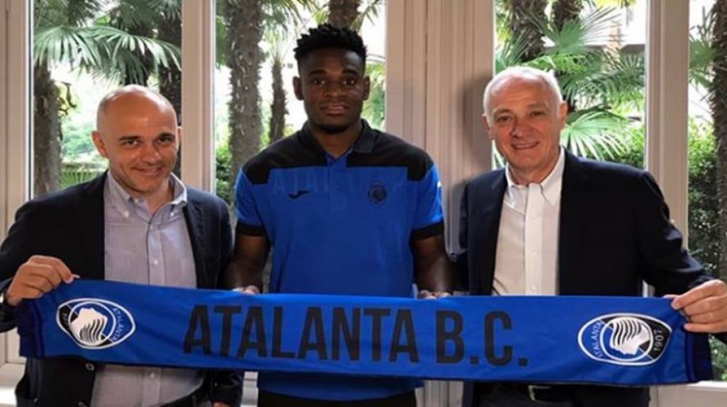 A Atalanta contratou o atacante colombiano Duván Zapata por dois anos de empréstimo junto à Sampdoria, com opção de compra na casa de 12 milhões de euros (R$51 milhões).