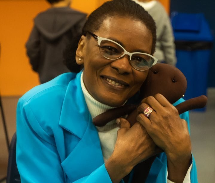 Um cuidado das voluntárias é a memória afetiva crianças com relação às bonecas. Todas as bonequinhas vão com de óleo essencial de bergamota. Além do aroma, o produto funciona como repelente de mosquitos e é usado no tratamento da depressão infantil