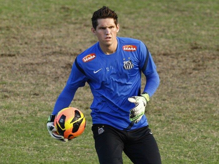 

O goleiro Rafael deve ir para a Itália e está muito próximo de deixar a Vila
Belmiro. Isto porque o Santos já acertou algumas condições pendentes para um
acordo com o Napoli. Segundo Odílio Rodrígues, vice-presidente do
Peixe, somente alguns detalhes separam o atleta do clube italiano. E a negociação
pode render uma boa quantia em dinheiro ao alvinegro praiano. Relembre as dez
transferências mais caras de goleiros da história a seguir

