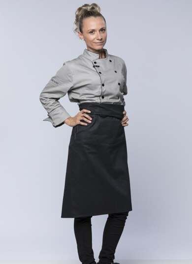 A sugestão de entrada da chef Maíra Knox tem tudo a ver com a data, pois usa e abusa dos chamados ingredientes afrodisíacos: "Proponho a minha versão de uma das saladas mais famosas da cozinha thai, que é feita com mamão verde e tonkatsu, um molho japonês feito a partir do cozimento de algumas frutas e especiarias. A minha proposta é uma versão mais fácil, para que qualquer nível de cozinheiro possa se aventurar na realização da receita. Pensei nessa mistura de culturas, pois sou apaixonada pelas culinárias tailandesa e japonesa. Em especial, a thai, pois utiliza ingredientes como gengibre, amendoim, ostras e pimentas, que são afrodisíacos. As pimentas vermelhas, por exemplo, aumentam a circulação sanguínea e estimulam as terminações nervosas, fazendo com que você se sinta mais excitado. Espero que esse prato esquente o clima no Dia dos Namorados", sugere Maíra.  

