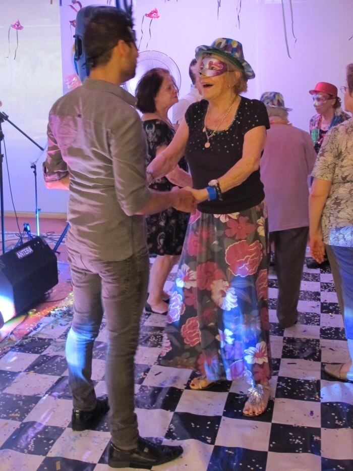 Quem também arriscou vários passos de dança foi Ana Maria Benavente, de 79 anos. Ex-professora de piano e amante de todos os estilos musicais, ela considera a festa uma oportunidade de se renovar: 

— Faz bem para a nossa saúde.