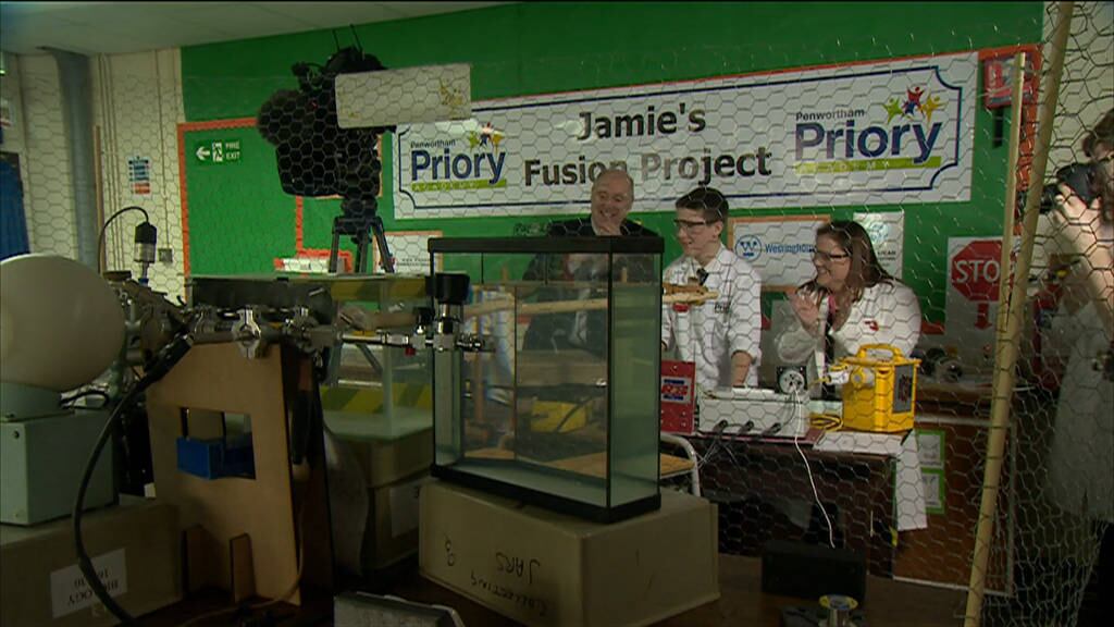 Jovem de 13 anos constrói reator nuclear na escola, Jamie Edwards realizou fusão em feira de ciências e bateu recorde