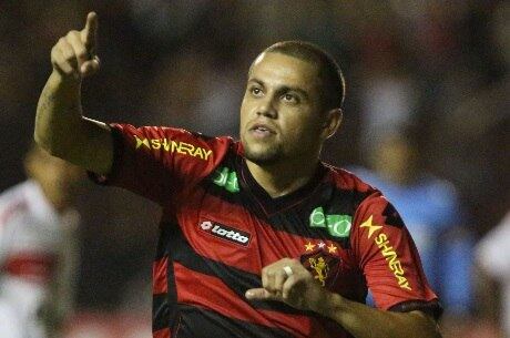 O Sport, que garantiu acesso à Série A do Brasileiro 2014, conta em seu elenco com um importante jogador, muito conhecido no Nordeste, Felipe Azevedo. O jogador viveu a melhor a fase da carreira quando atuou em equipes nordestinas. No Ceará é considerado ídolo, agora, no Sport, onde está desde 2012, tem quase o mesmo status, faltando um título para consagrá-lo
Enquete: quem tem o melhor meia pela esquerda?
