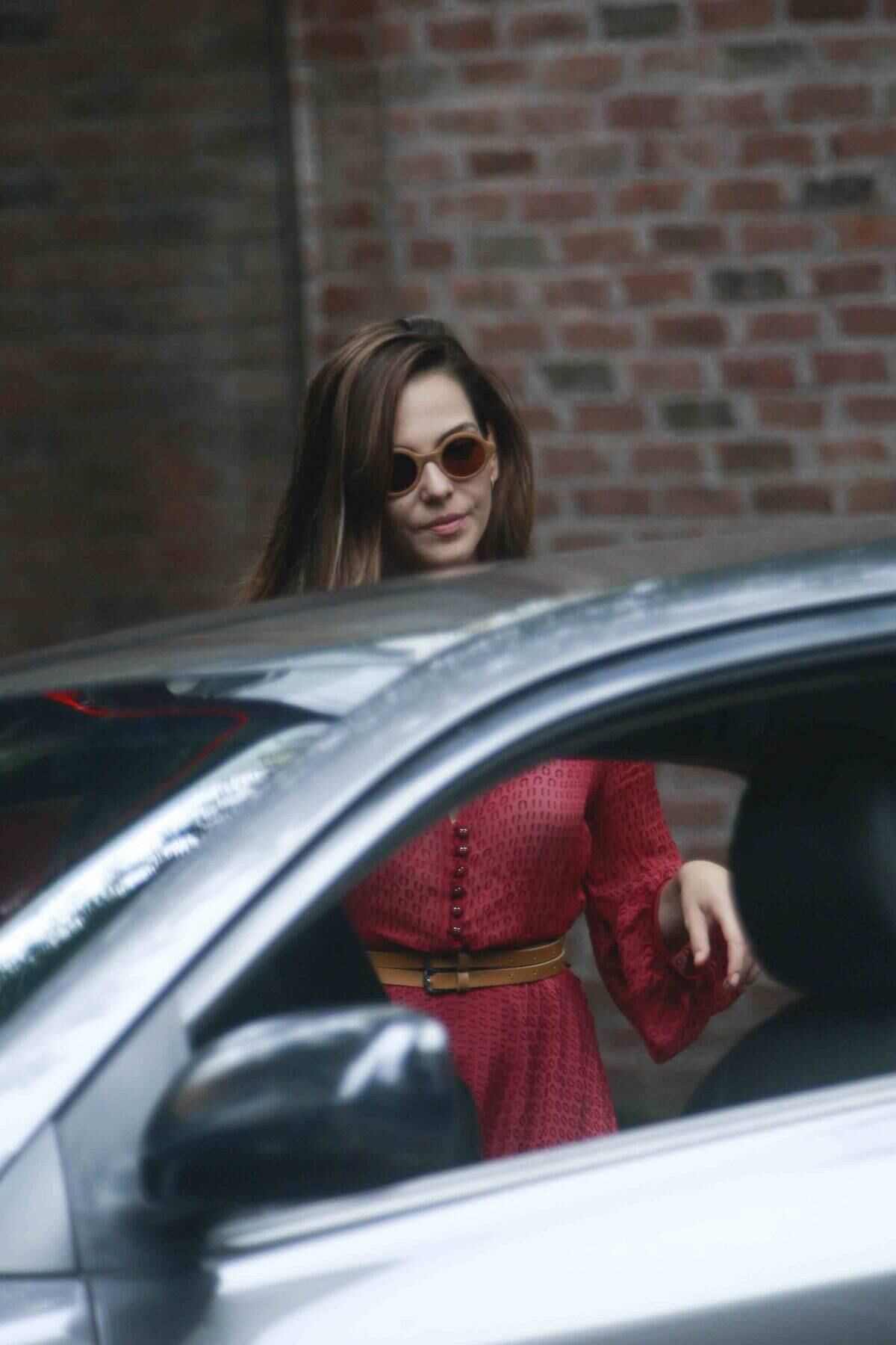 Com os cabelos soltos, ela vestia um modelito vermelho e um óculos bastante charmoso
