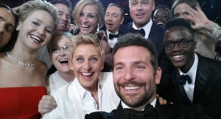 Os presentes na selfie tirada neste domingo (2) são: Jennifer Lawrence, Meryl Streep, Badley Cooper, Julia Roberts, Kevin Spacey, Jared Leto, Brad Pitt, Angelina Jolie, Lupina Nyong'o e seu irmão
