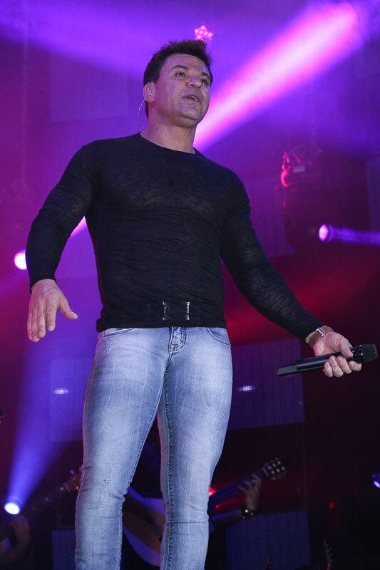 À la Zezé Di Camargo, o cantor escolheu uma calça apertada demais