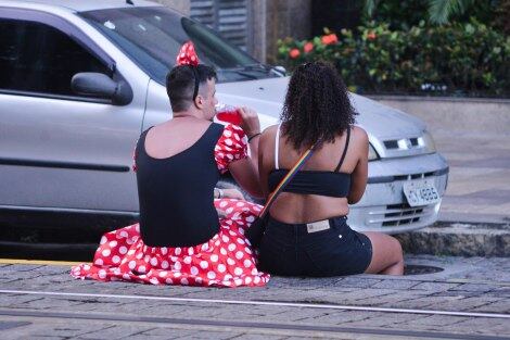 Mesmo com a pandemia de Covid-19, foliões vão a bloco de rua no centro do Rio