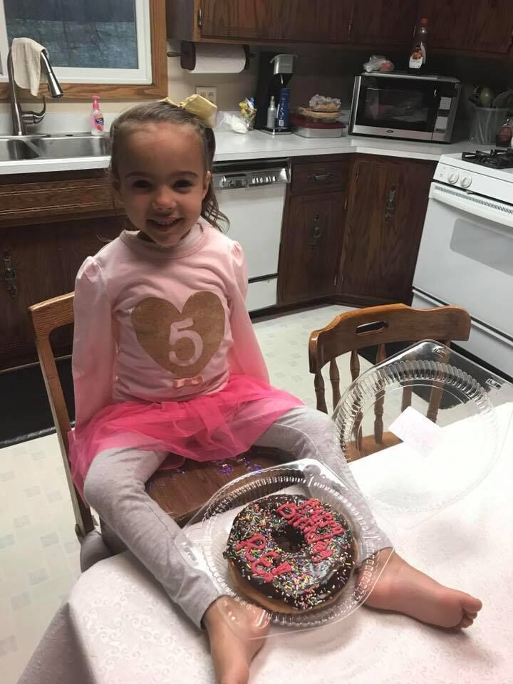 Mas
essa não é a primeira vez que RE conseguiu ser autossuficiente. Segundo a mãe,
Karlyn Pranke disse à KSTP News, a menina usa os pés para se alimentar, escovar
os dentes, e beber as coisas