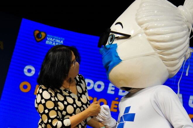 A ministra da Mulher, da Família e dos Direitos Humanos, Damares Alves também fez questão de interagir com a Dona Gotinha

Leia também: Veja quatro dicas fundamentais para ter uma boa noite de sono