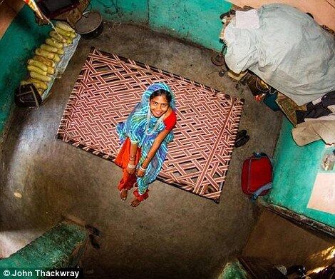 Asha, de Bamansemilya, India
Ele completa:
— Eu
definitivamente gostaria de dizer que o mundo é injusto. Gostaria também de
dizer que muitas pessoas confundem a pobreza com violência — comunidades pobres
não são necessariamente violentas, e a violência é muito mais difícil,
especialmente para as mulheres