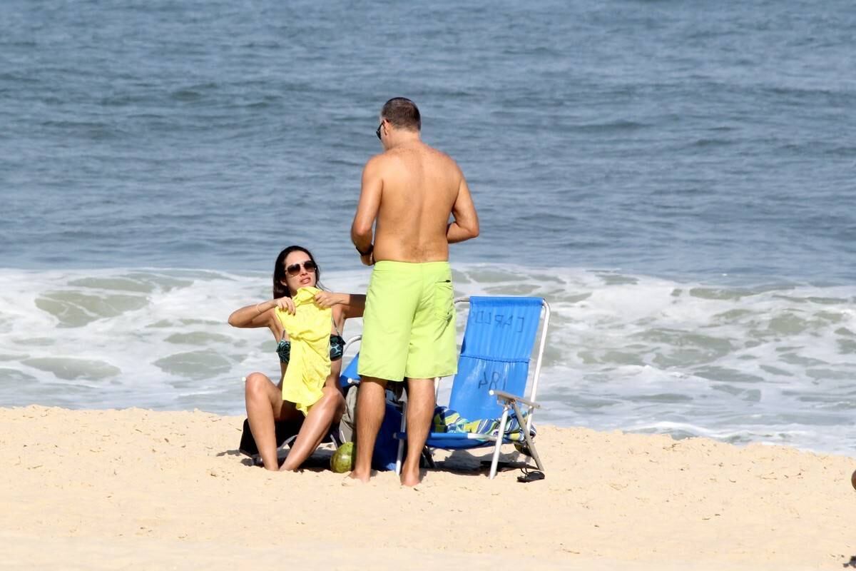 Patrícia Poeta tira o dia para reforçar o bronzeado em praia do Rio