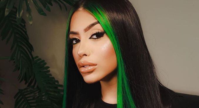 Mirella fez duas mechas verdes na frente do cabelo