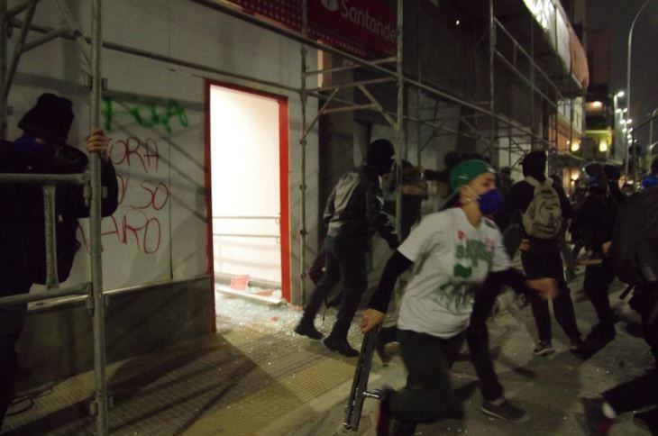 Manifestantes atacaram agência bancária