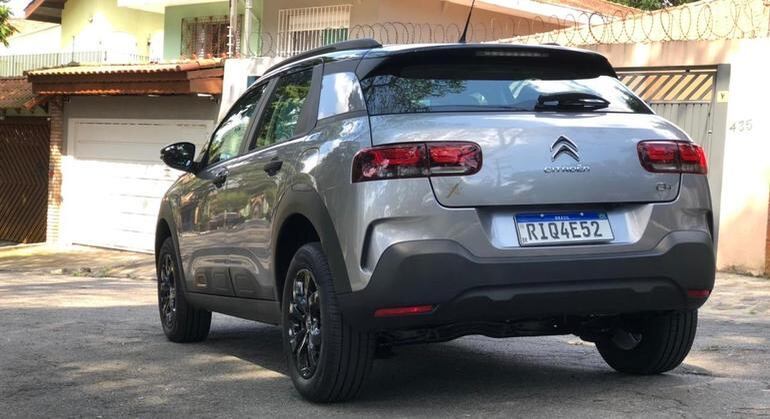 SUV tem suspensão tipo eixo de torção e traseira com barra estabilizadora